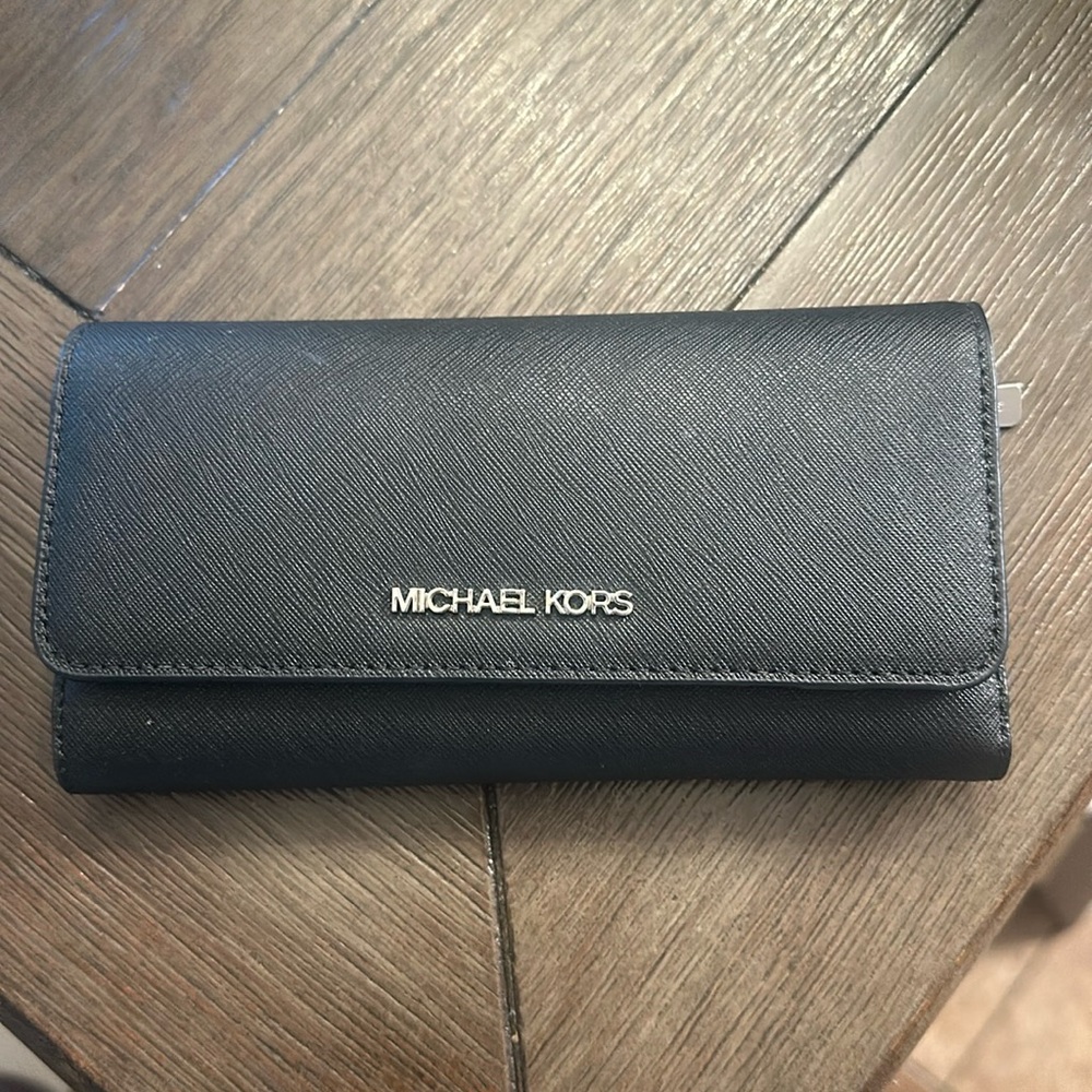 Jet Set Large Saffiano Leather Snap-Front Wallet